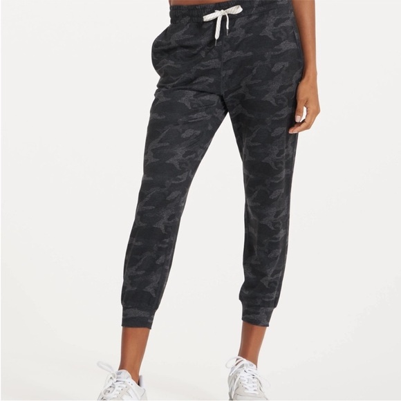 Vuori Pants - Vuori Black Camouflage Jogger Pants M